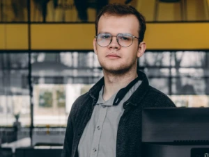 Lecturer Danas Černeckas in a lab behind the computer